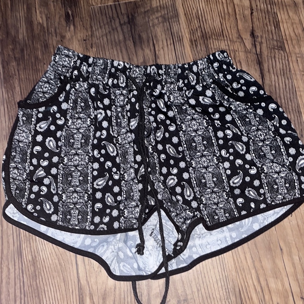 Black&white paisley shorts